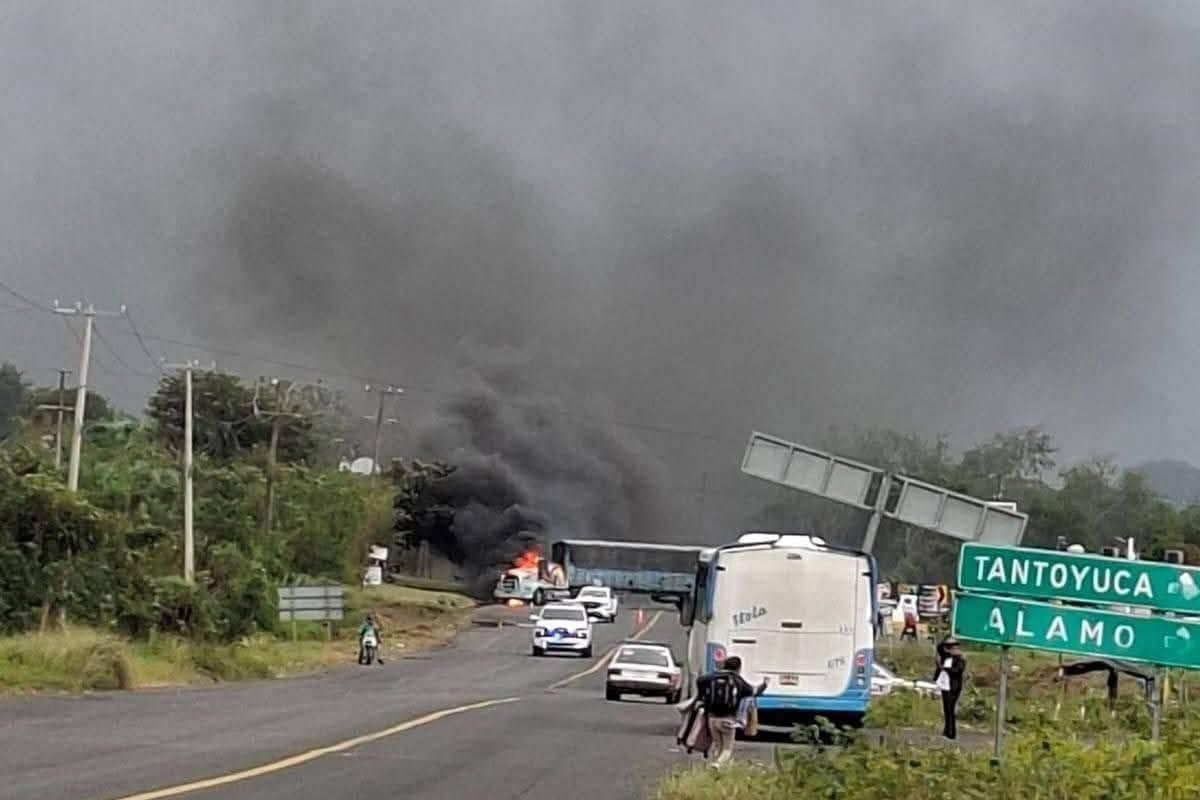 Quema de tráileres y bloqueos en norte, centro y sur de Veracruz tras confirmación de SEDENA sobre muerte de “El Mencho”.