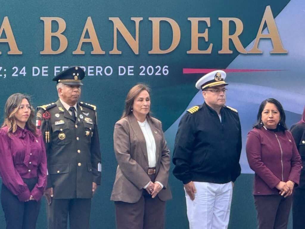 Rocío Nahle durante acto del Día de la Bandera en el parque Juárez de Xalapa donde se registraron desmayos de estudiantes.