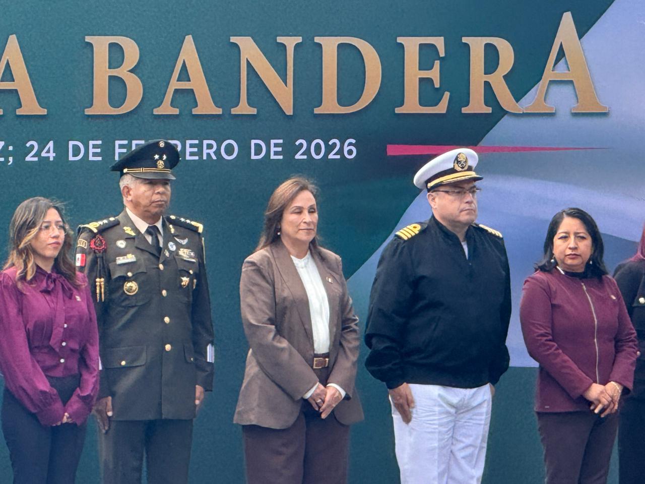 Rocío Nahle durante acto del Día de la Bandera en el parque Juárez de Xalapa donde se registraron desmayos de estudiantes.