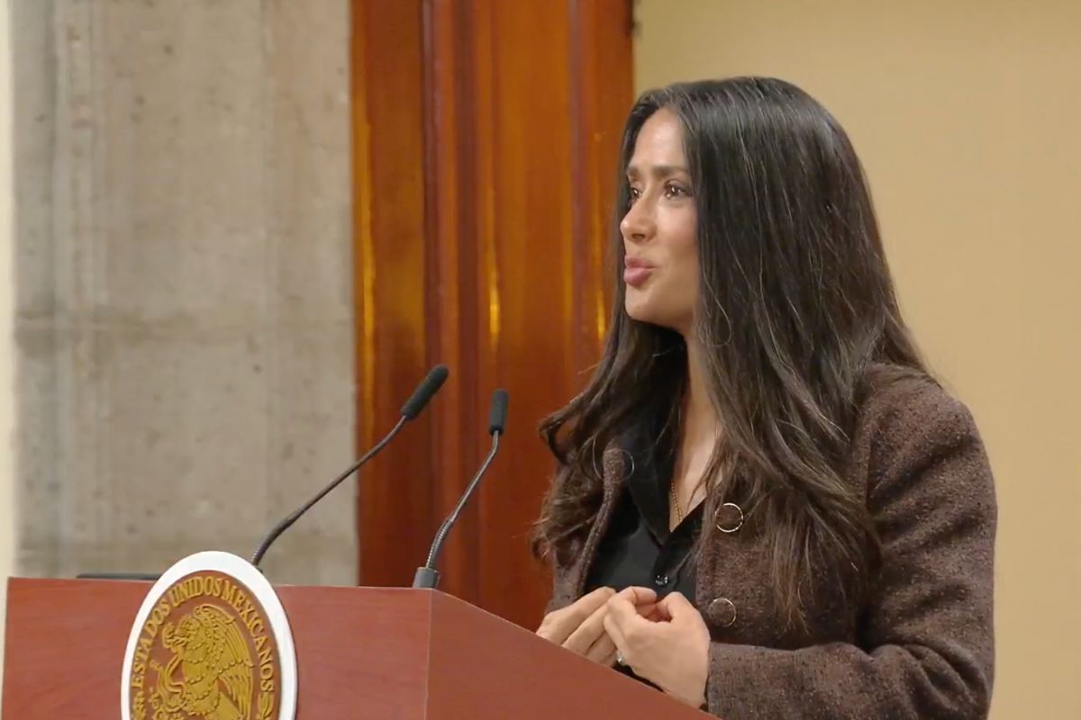 Salma Hayek durante anuncio de incentivos al cine en Palacio Nacional junto a Claudia Sheinbaum.