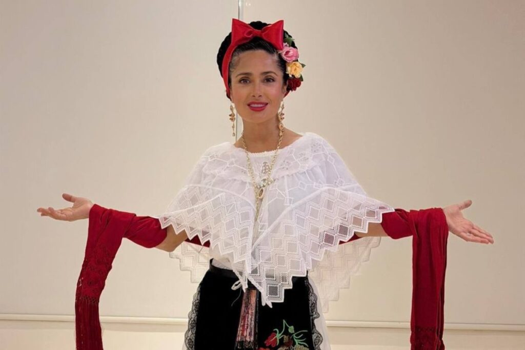 Salma Hayek portando el tradicional traje de jarocha, símbolo cultural de Veracruz.