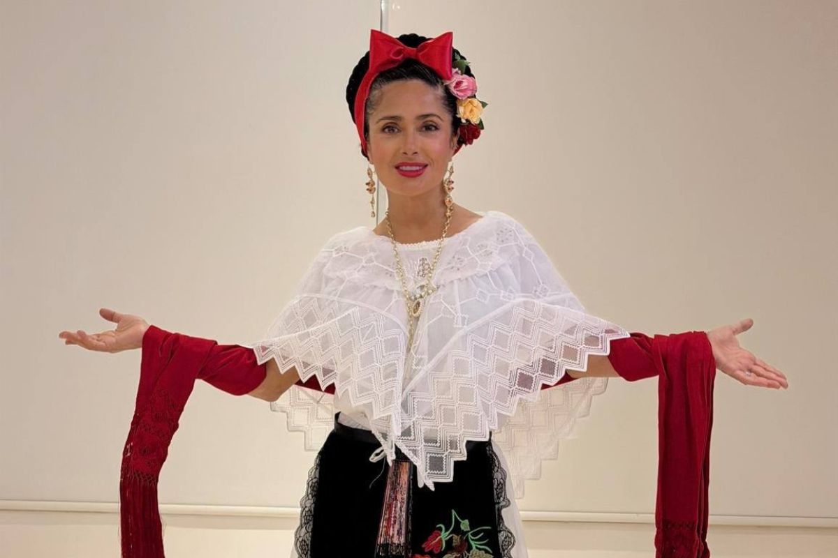 Salma Hayek portando el tradicional traje de jarocha, símbolo cultural de Veracruz.