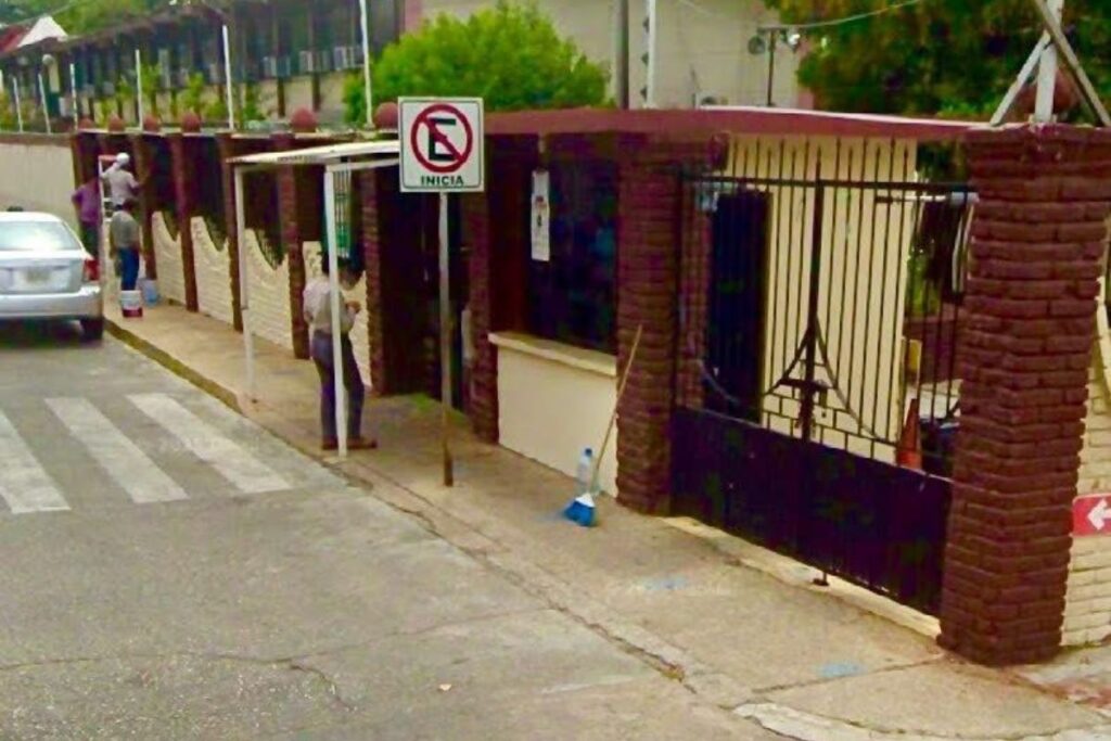 Fachada de la Secundaria Técnica Industrial número 8 en Minatitlán, Veracruz.