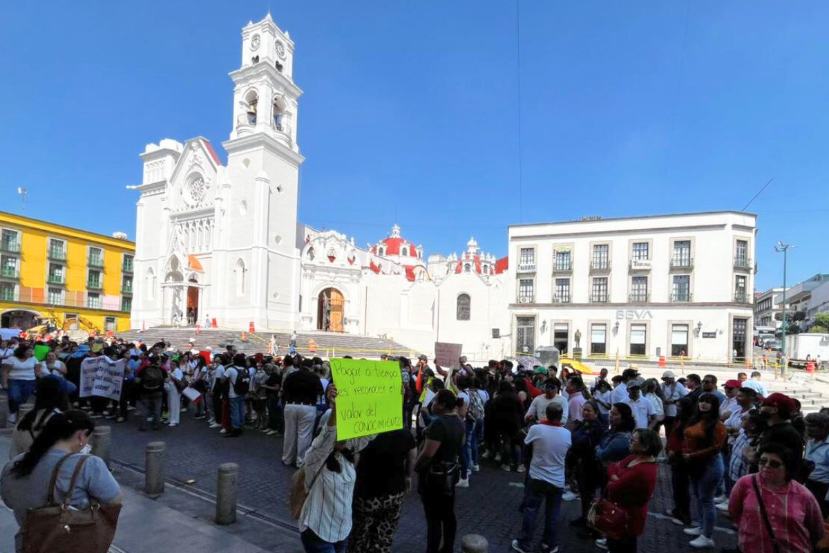 Trabajadores de la UPAV durante protesta en Xalapa por adeudos salariales.