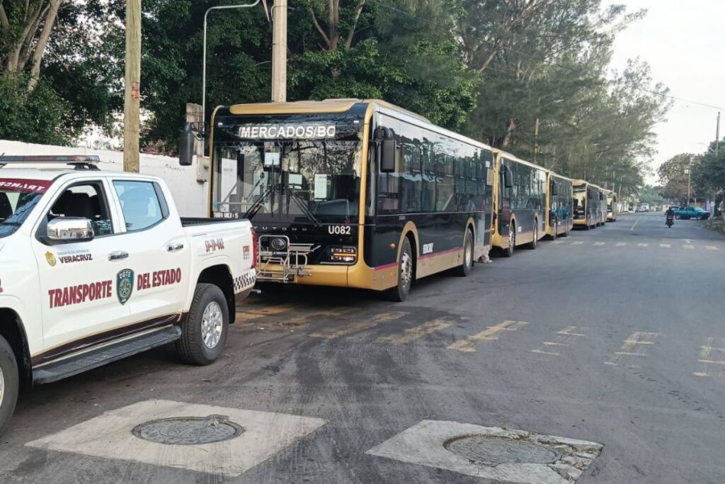 Cadetes de seguridad acompañan a usuarios del Transporte Ulúa en Veracruz