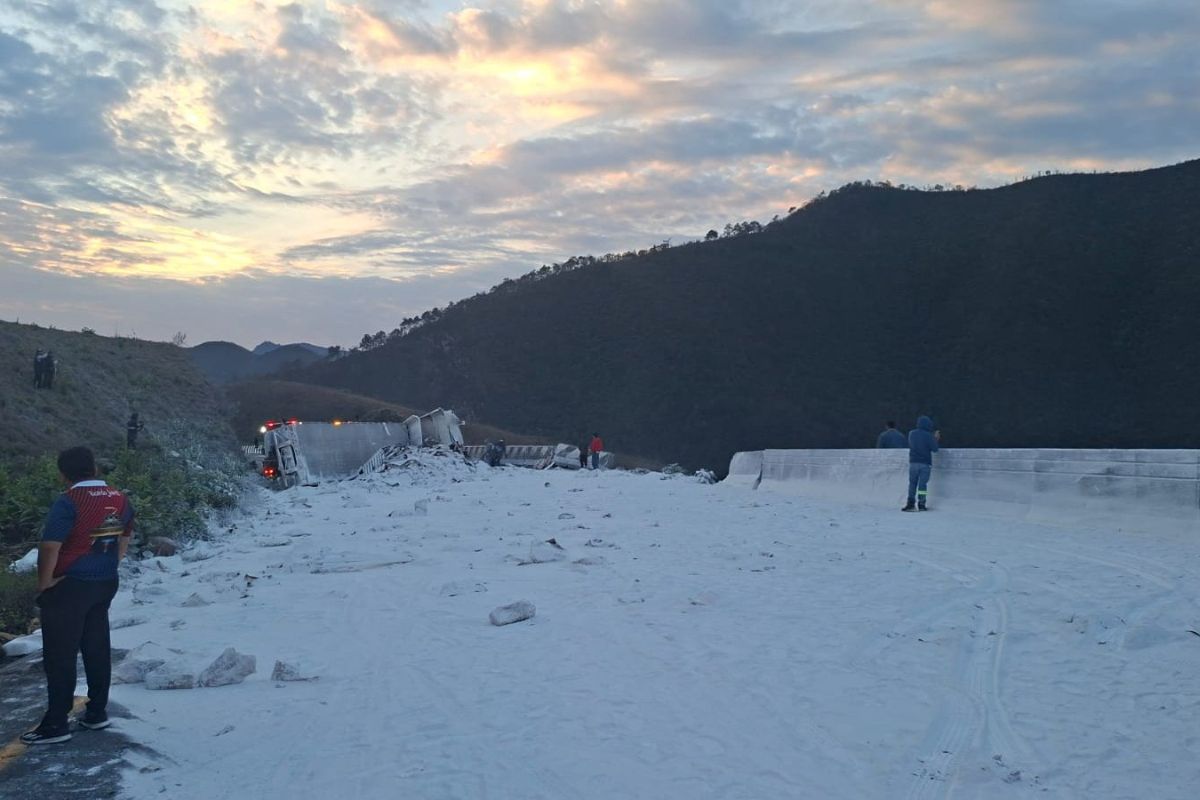 Accidente de tráiler provoca cierre en carretera de Veracruz según Guardia Nacional Carreteras.