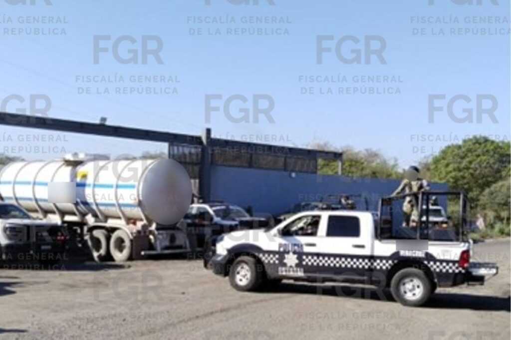 Aseguramiento de 73 mil litros de hidrocarburo en Medellín de Bravo durante operativo de la FGR.