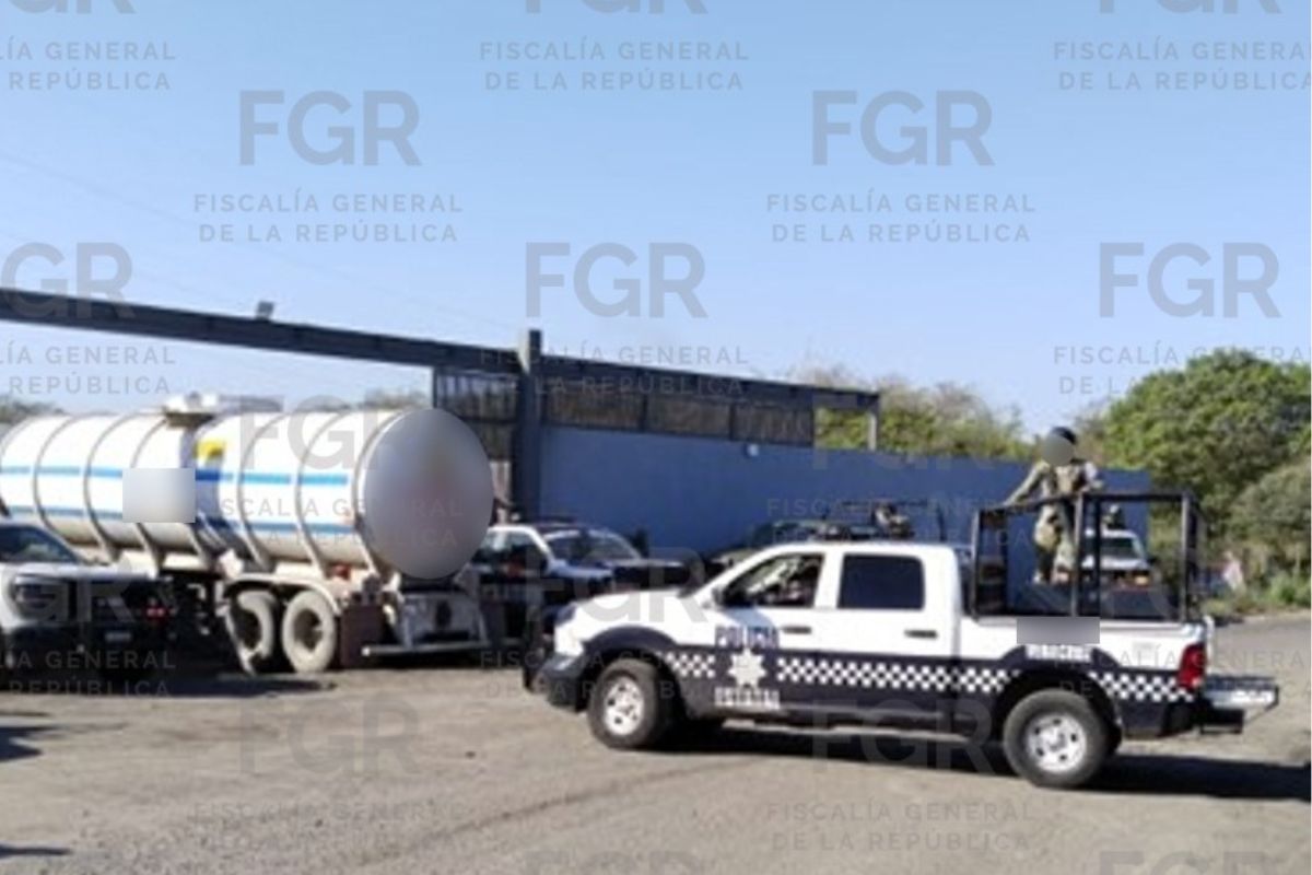Aseguramiento de 73 mil litros de hidrocarburo en Medellín de Bravo durante operativo de la FGR.