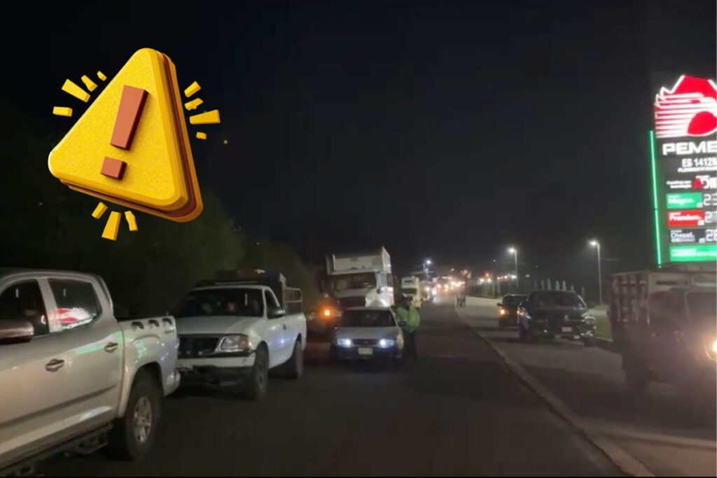 Bloqueo de transportistas en la carretera Perote Altotonga con camiones cerrando el paso.