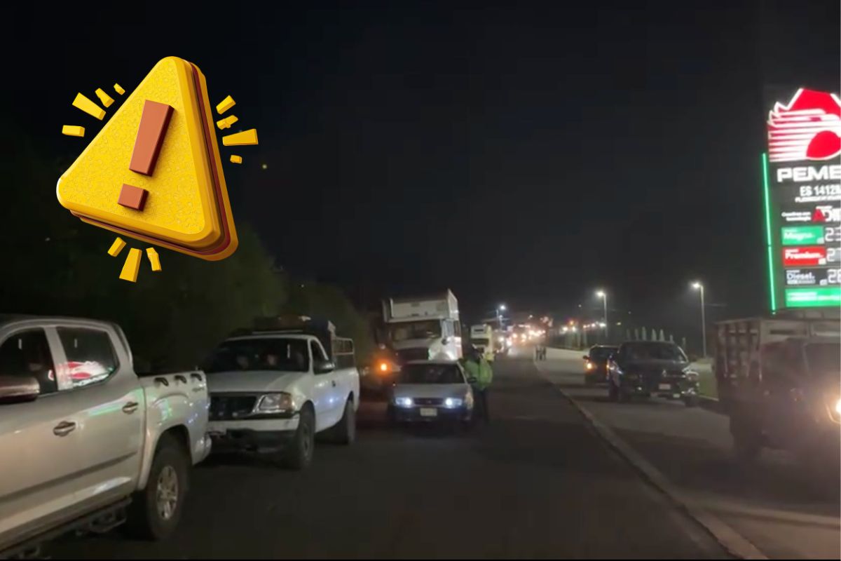 Bloqueo de transportistas en la carretera Perote Altotonga con camiones cerrando el paso.