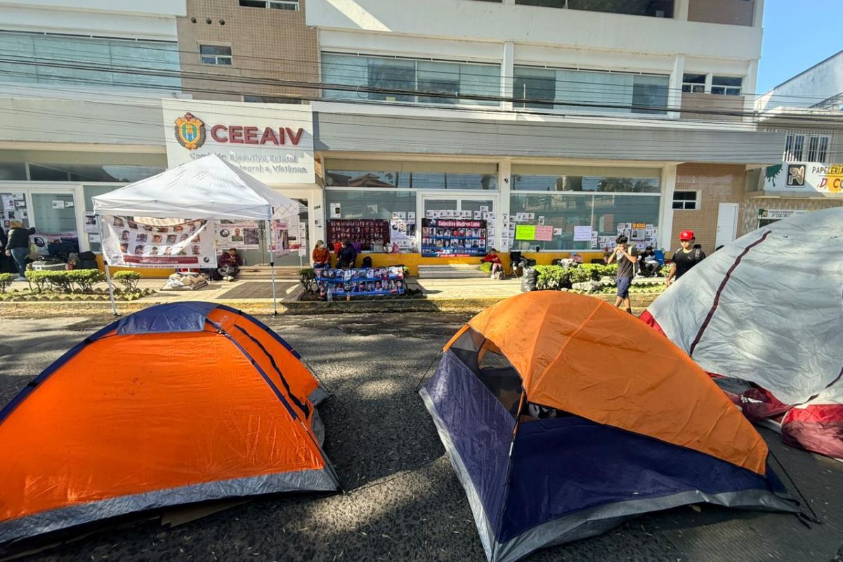 Colectivos de familiares de desaparecidos durante toma de la Comisión de Víctimas en Xalapa.
