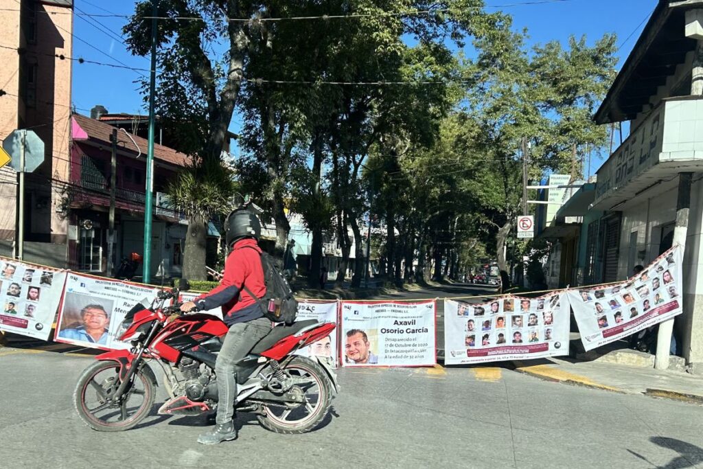 Familiares de desaparecidos protestan y toman oficinas de la CEEAIV en Xalapa.