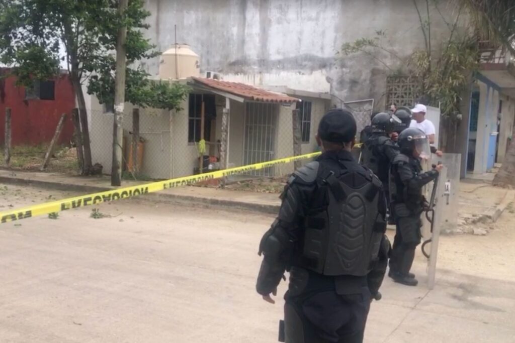 Operativo policial durante desalojo en la colonia Ampliación Los Almendros de Coatzacoalcos.