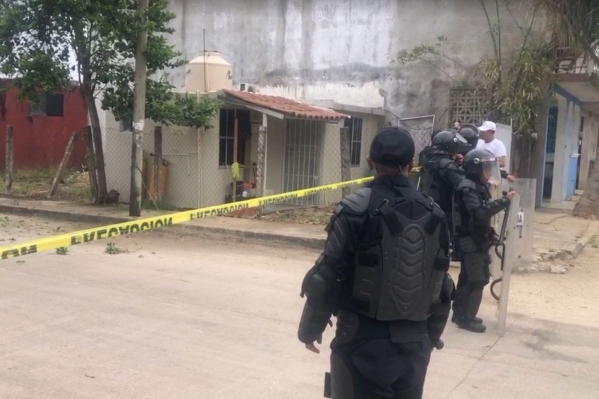 Operativo policial durante desalojo en la colonia Ampliación Los Almendros de Coatzacoalcos.