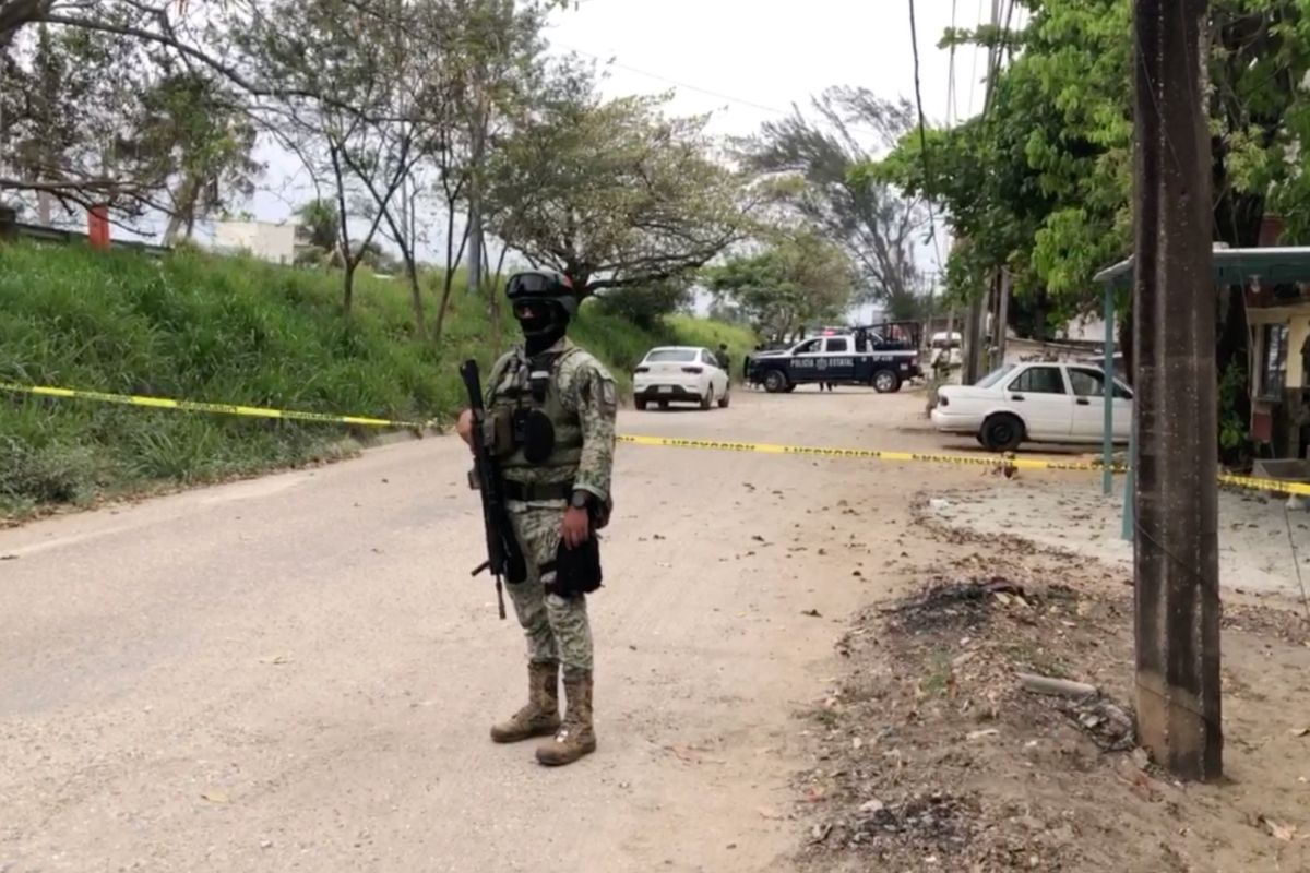 Operativo de seguridad por hallazgo de restos humanos en bolsas en la colonia Coatzacoalcos, cerca del puente Coatzacoalcos Uno.