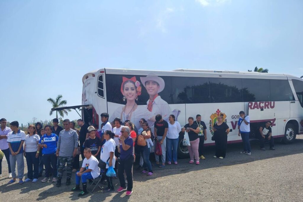 Delegación de personas con discapacidad varada en carretera por falla de autobús del Gobierno de Veracruz.