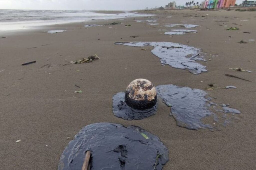 Derrame de hidrocarburos contamina playas y afecta la pesca en el sur de Veracruz.