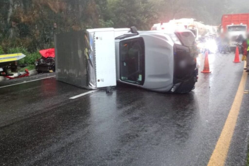 Camioneta volcada provoca cierre parcial en carretera Puebla-Córdoba en Veracruz