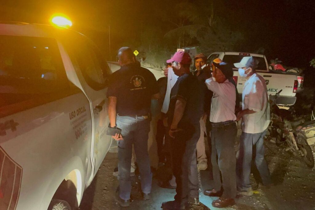 Evacuación de familias de comunidades cercanas al pozo petrolero Krem-1 en Las Choapas tras reactivarse el incendio.