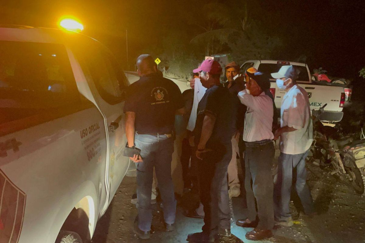 Evacuación de familias de comunidades cercanas al pozo petrolero Krem-1 en Las Choapas tras reactivarse el incendio.