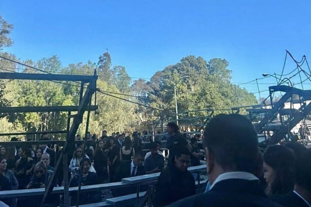 Paramédicos atienden a estudiantes tras colapso de gradas en la Facultad de Derecho de la UV en Xalapa.