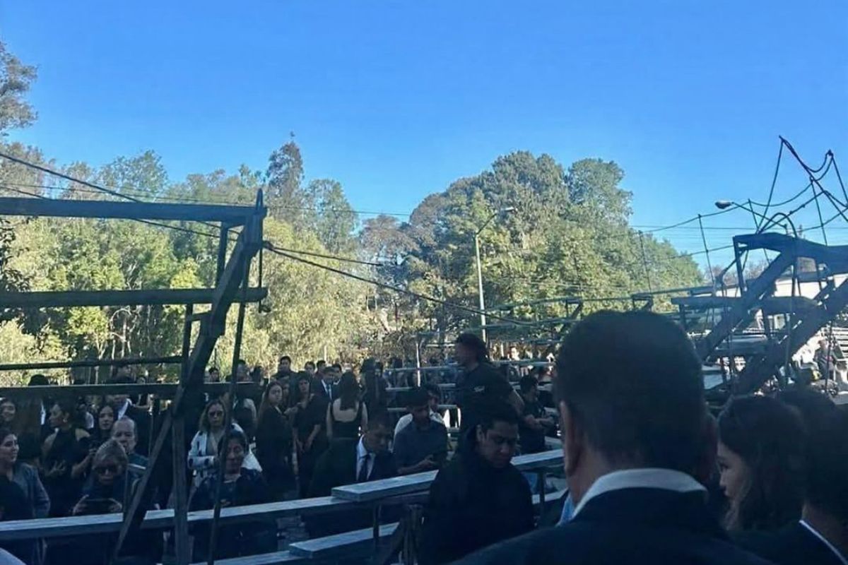 Paramédicos atienden a estudiantes tras colapso de gradas en la Facultad de Derecho de la UV en Xalapa.