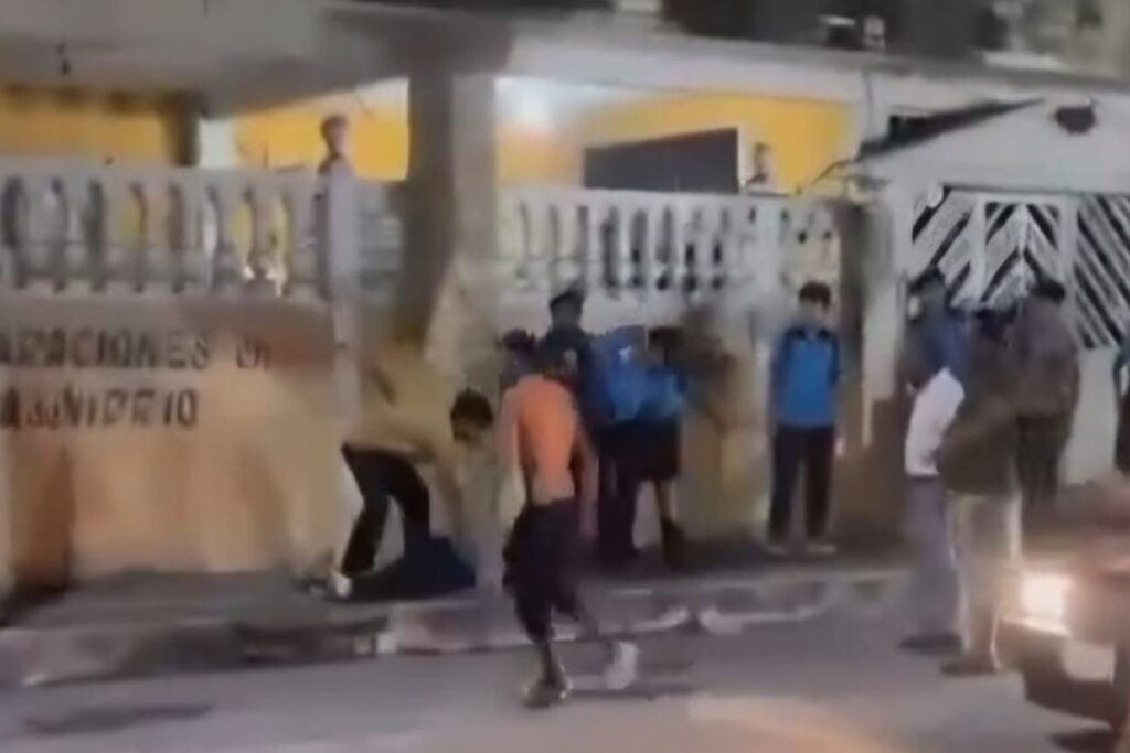 Estudiante agredido por varios jóvenes afuera de secundaria en Boca del Río, Veracruz.
