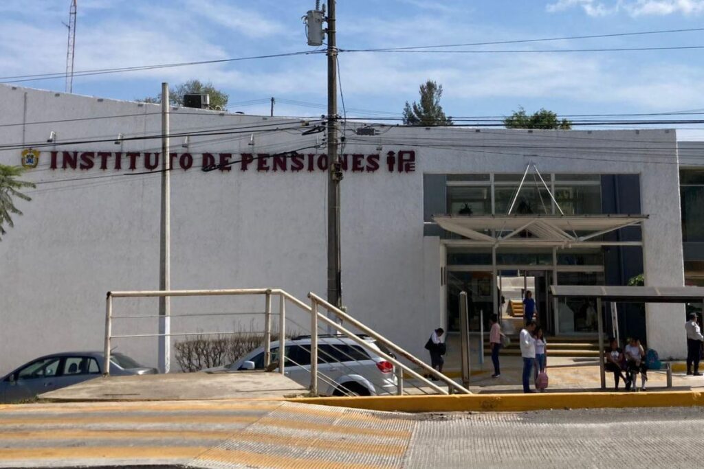 Pensionados del IPE y debate sobre pensiones doradas y desigualdad en Veracruz.
