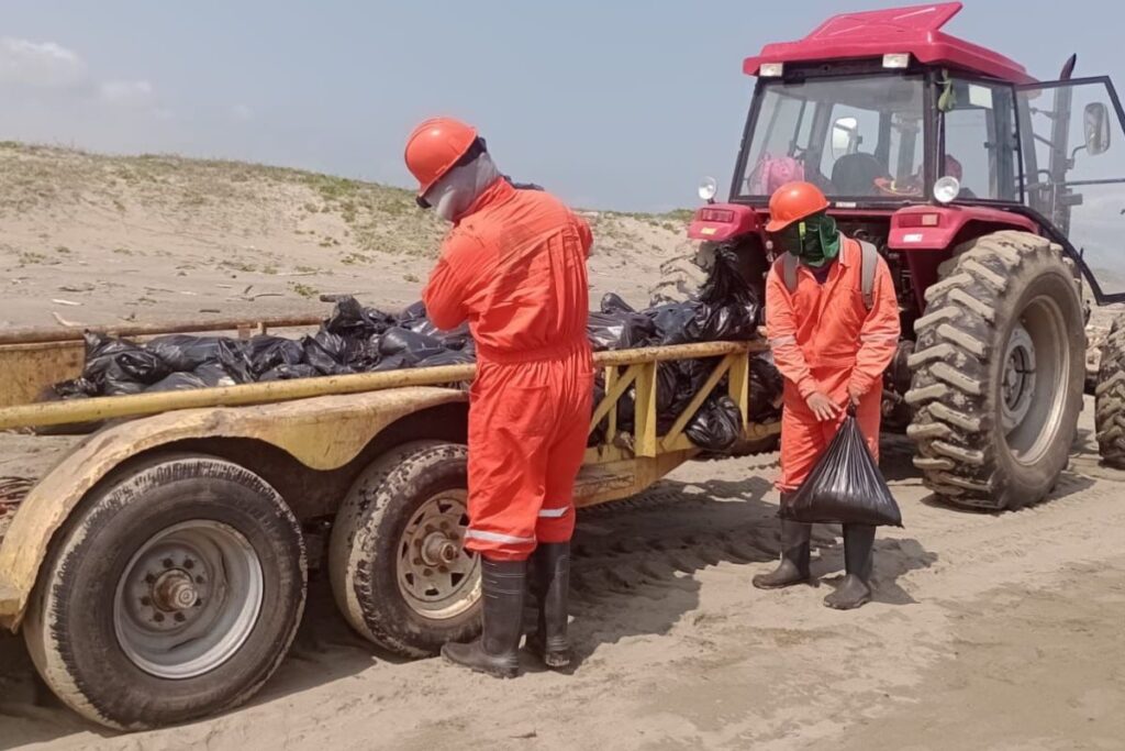 Trabajos de limpieza por hidrocarburo en playas del sur de Veracruz, con recolección de residuos contaminados.