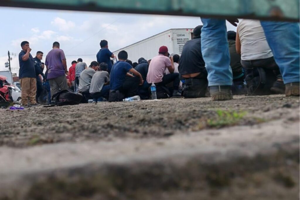 Rescate de migrantes en tráiler en corralón de Xalapa tras ser detectados dentro de la unidad en la colonia Revolución.