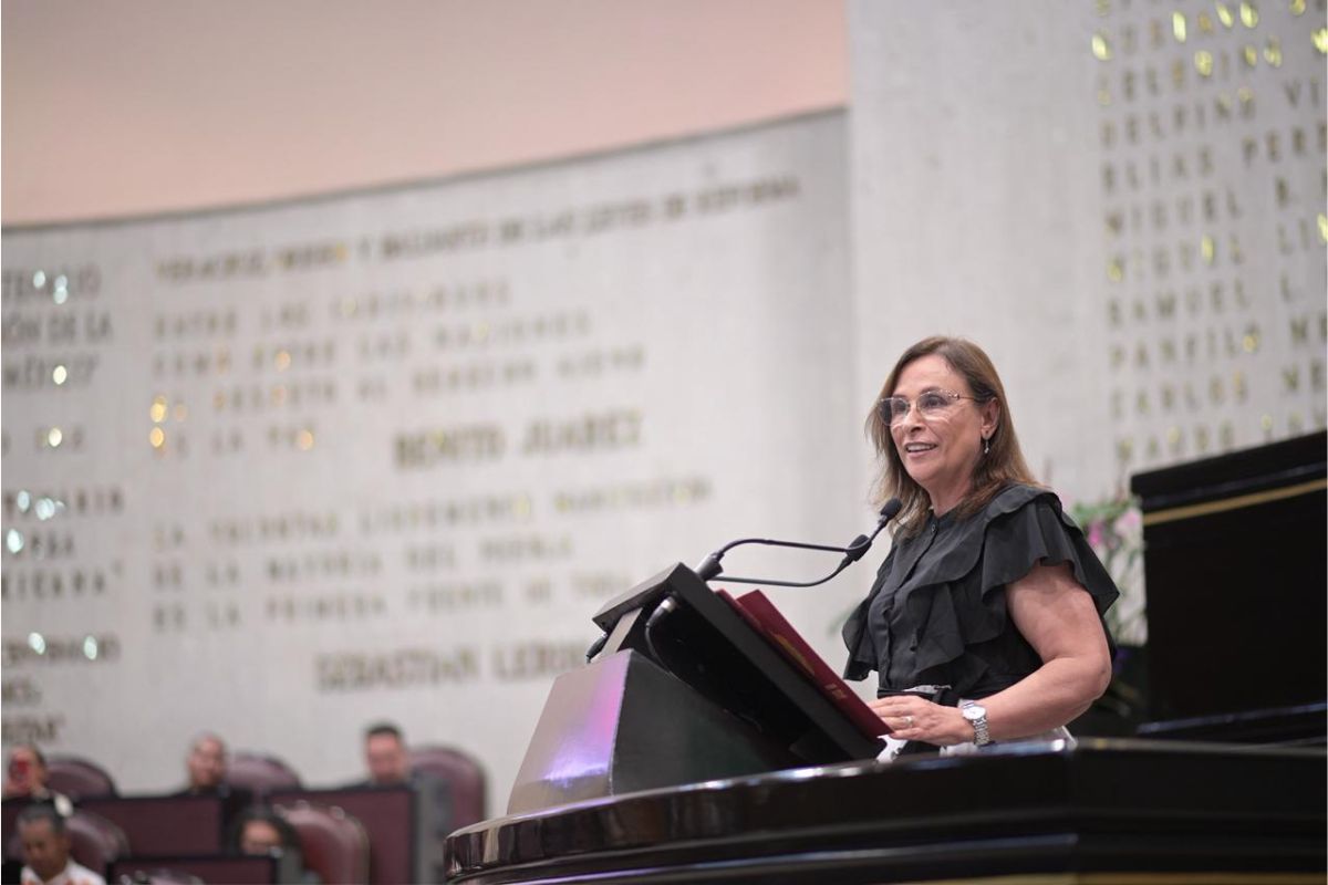 Mantas con mensajes delictivos colocadas en puentes de la avenida Lázaro Cárdenas en Xalapa.