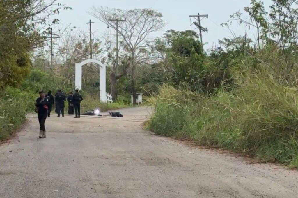 Escena del asesinato de policía en Texistepec junto a vías del tren y motocicleta caída.