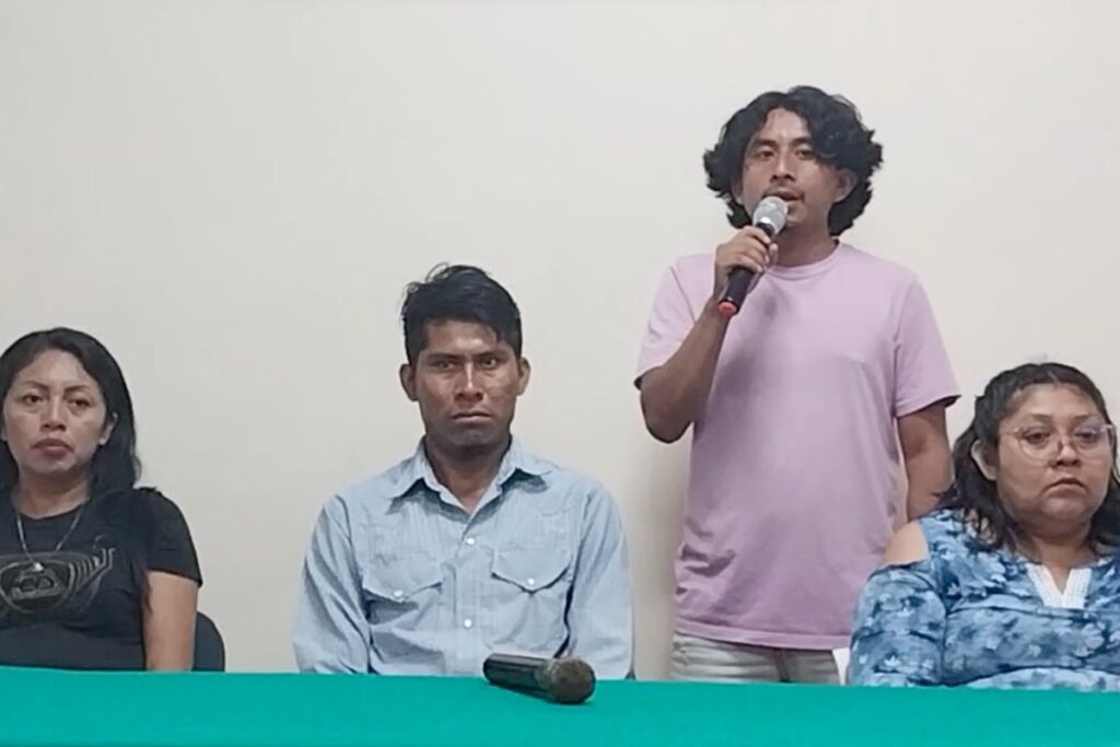 Comunidades indígenas afectadas por derrame de hidrocarburo en costas de Veracruz durante labores de limpieza.