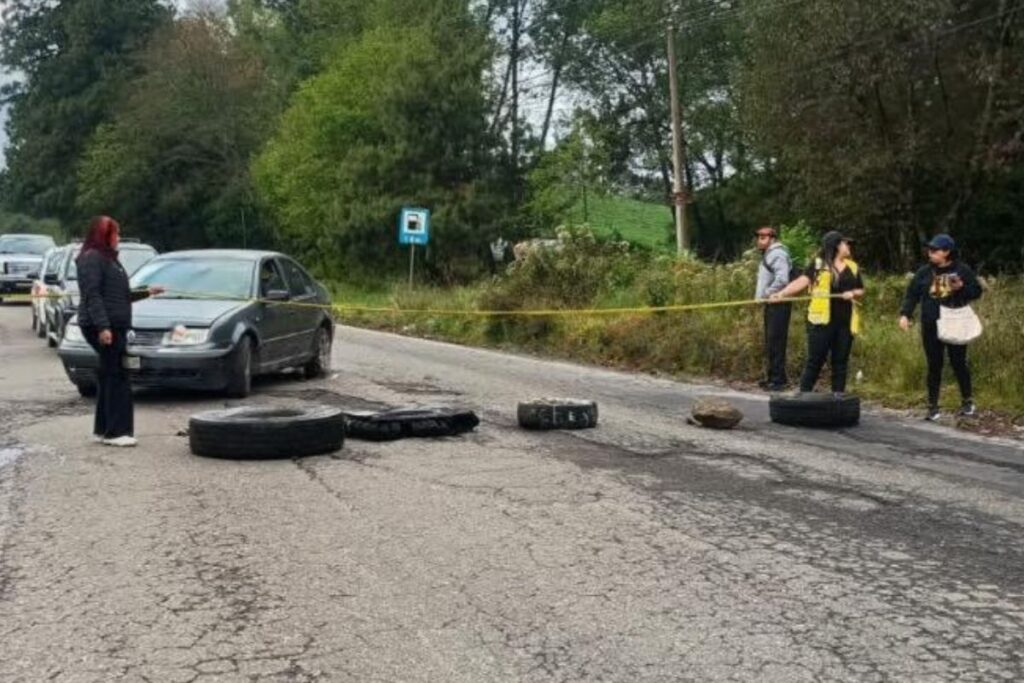 bloqueo ciudadano en carretera hacia Pancho Poza Altotonga por defensa ambiental