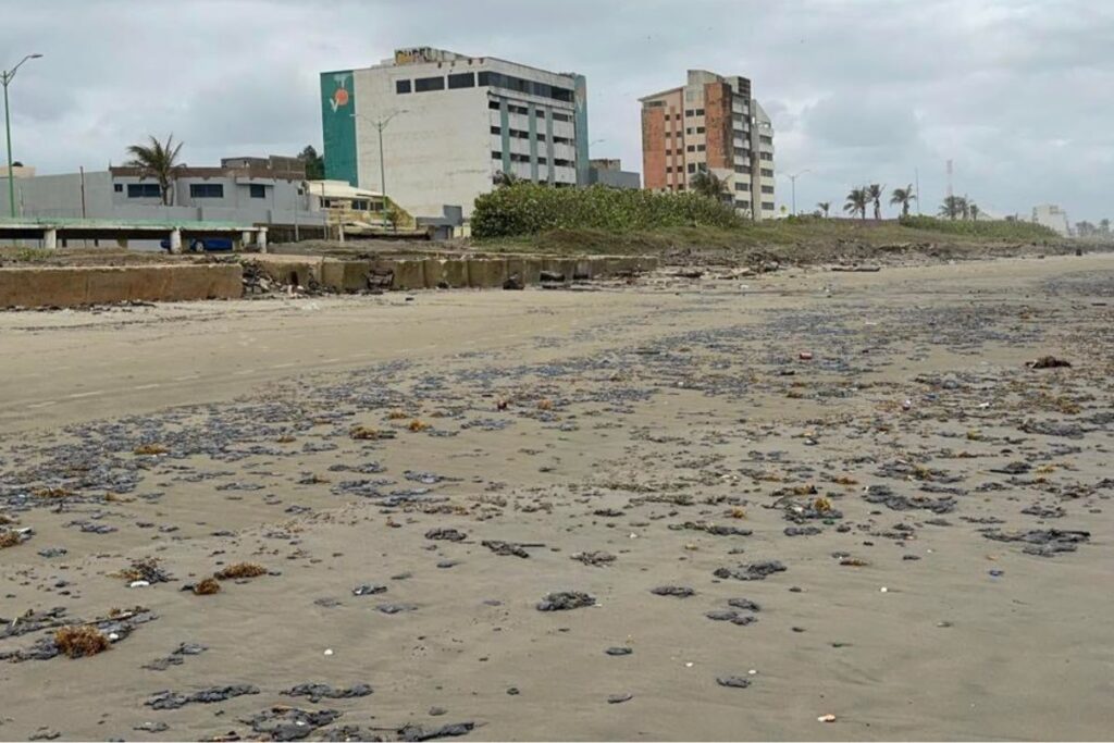 Chapopote en playas de Coatzacoalcos por derrame de hidrocarburo en Veracruz.