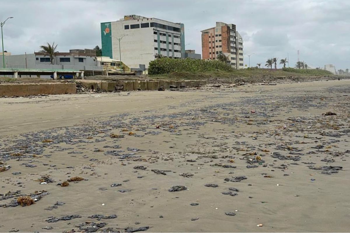 Chapopote en playas de Coatzacoalcos por derrame de hidrocarburo en Veracruz.