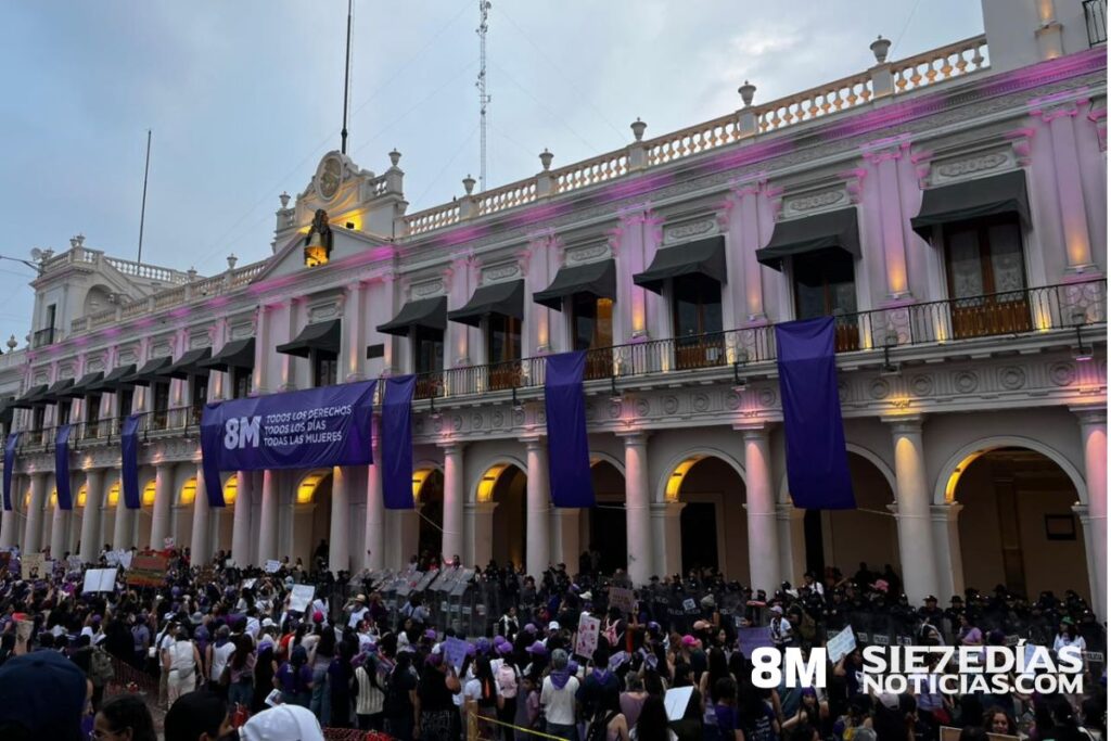 Marcha del 8M en Xalapa durante el Día Internacional de la Mujer con presencia de elementos policiacos.