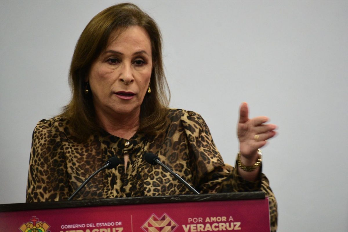 Rocío Nahle en conferencia niega que Jesús Uribe, alcalde de Las Choapas, pertenezca a Morena.