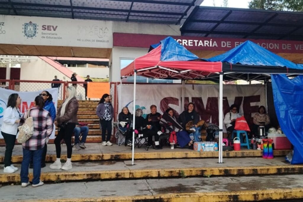 Trabajadores del Programa Vasconcelos en protesta frente a oficinas de la SEV en Xalapa.