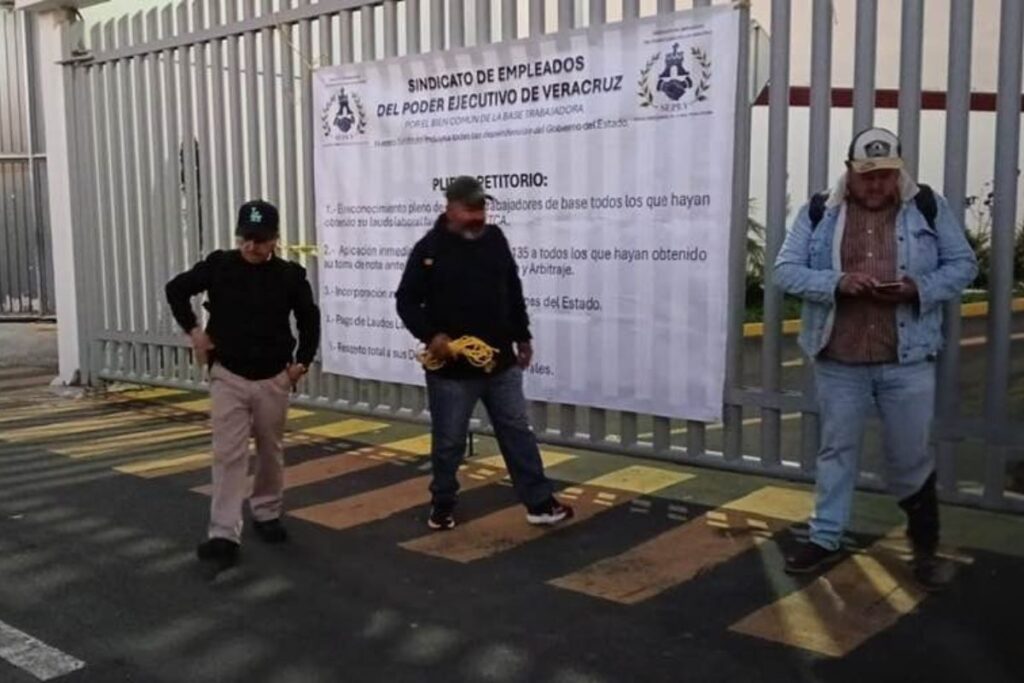 Trabajadores de SIOP protestan en Xalapa con lona del sindicato por incumplimiento de derechos laborales.