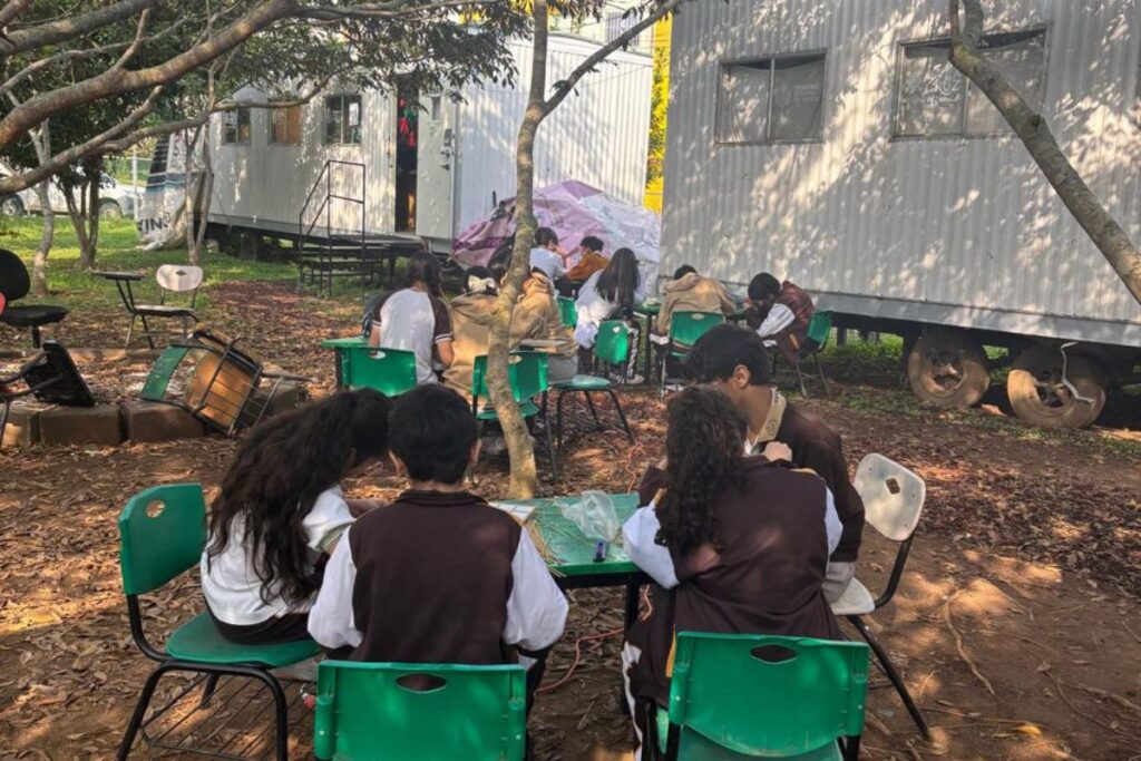 Alumnos clases bajo árboles secundaria Emiliano Zapata Veracruz obra inconclusa.