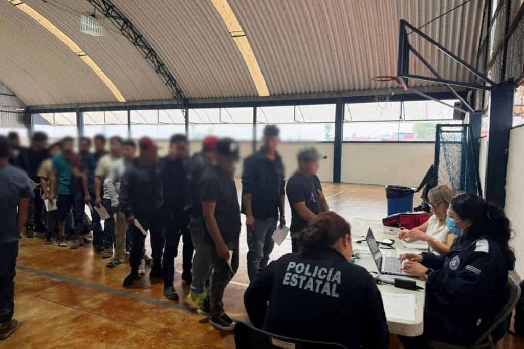 Migrantes abordan autobuses en Xalapa para ser trasladados a Acayucan tras ser hallados en un tráiler.