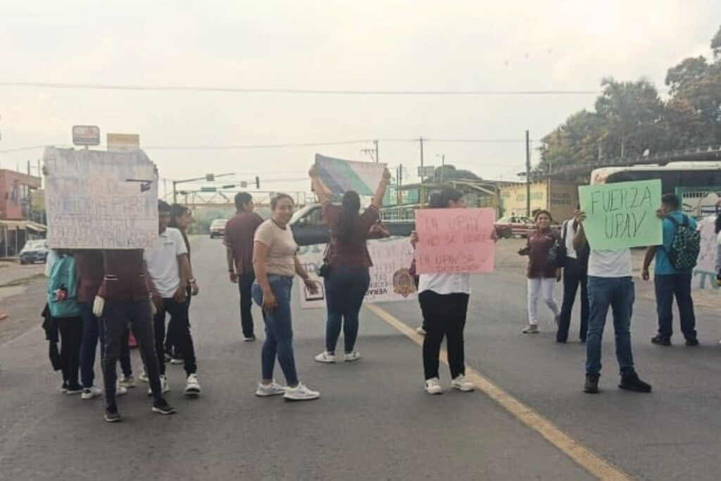 Docentes y alumnos de la UPAV marchan en Cosoleacaque para exigir pago de salarios y validez de documentos.