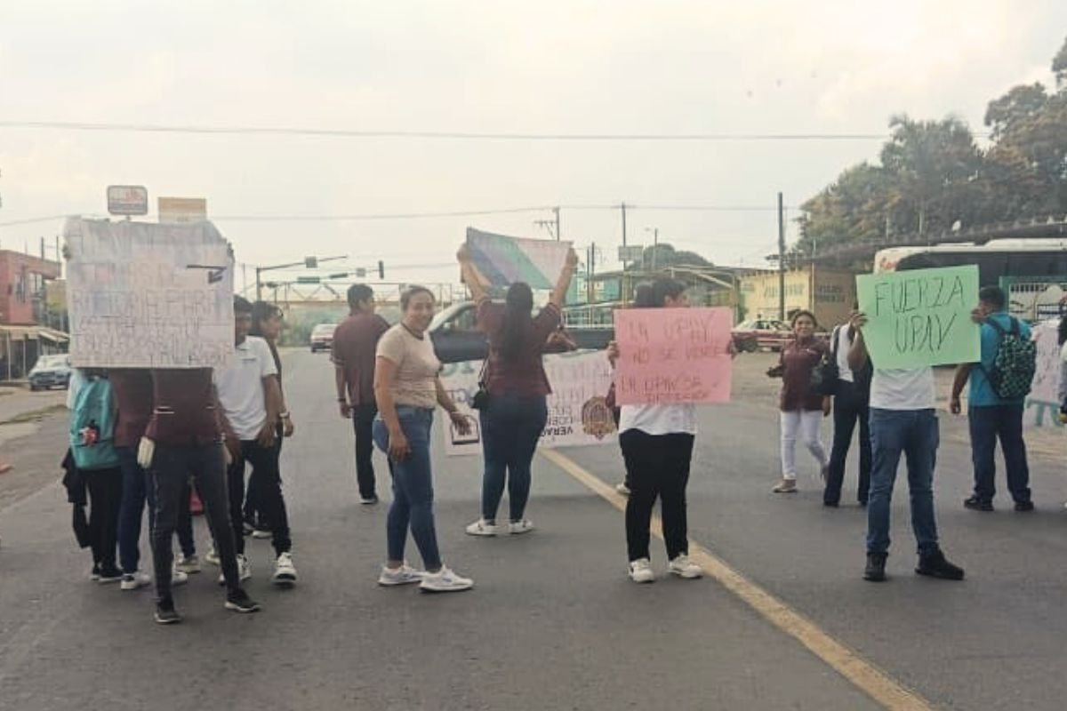 Docentes y alumnos de la UPAV marchan en Cosoleacaque para exigir pago de salarios y validez de documentos.