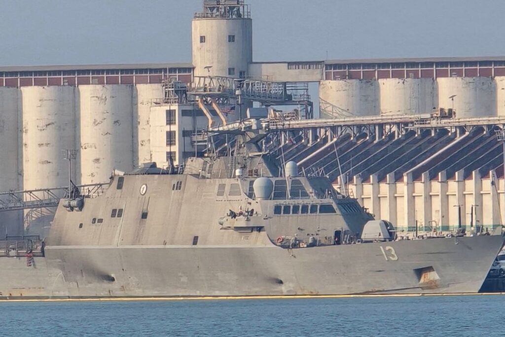 Buque de combate USS Wichita de la Armada de Estados Unidos atracado en el puerto de Veracruz.
