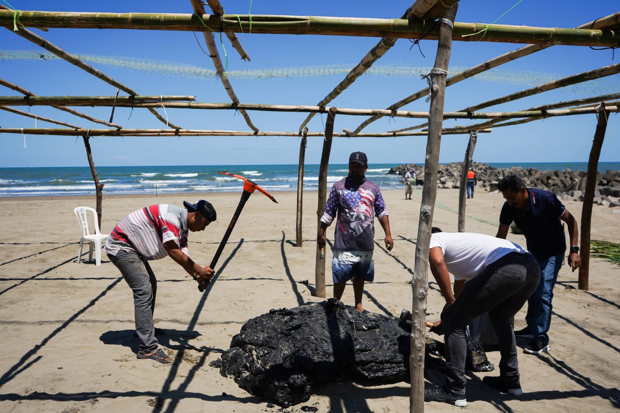 operativo con helicópteros y personal atendiendo hidrocarburos en costas del Golfo de México.