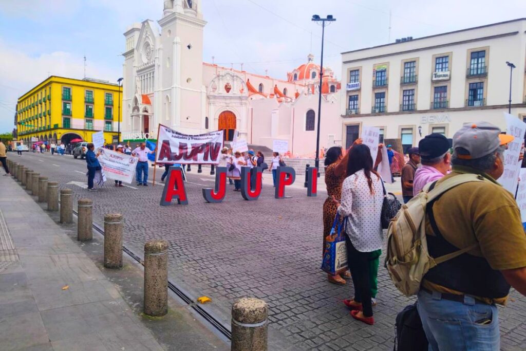 Jubilados del ISSSTE protestan en Xalapa por falta de pago de seguros institucionales