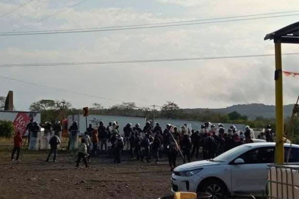 Antimotines desalojan bloqueo carretero en Álamo Veracruz tramo Potrero del Llano