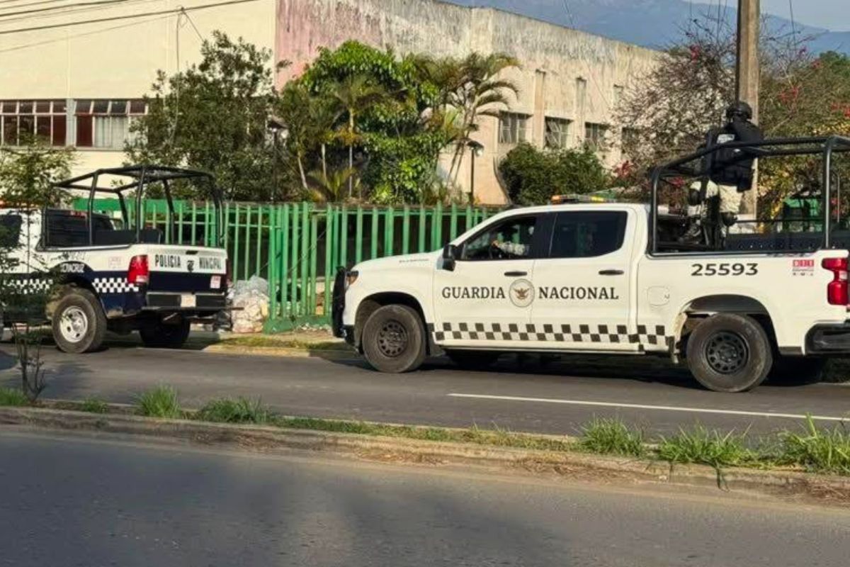 operativo de seguridad en bachillerato Joaquín Ramírez Cabañas en Coatepec por amenaza de tiroteo