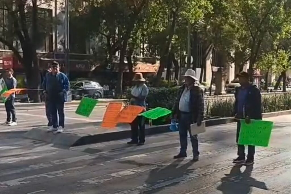 Bloqueo en Paseo de la Reforma por habitantes de El Higo Veracruz que exigen apoyos tras inundaciones